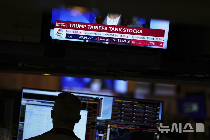 [뉴욕=AP/뉴시스]3일(현지시각) 뉴욕 증권거래소(NYSE) 화면이 도널드 트럼프 대통령의 관세로 주가가 폭락하고 있다는 뉴스가 자막으로 보이고 있다. 중국이 미국 상품에 10일부터 34%의 추가 관세로 보복하면서 무역전쟁이 전 세계를 불황으로 몰아넣을 것이라는 우려가 커짐에 따라 4일 미 주식시장이 또 한번 폭락할 것으로 선물 거래에서 나타났다고 CNBC가 보도했다. 2025.04.04.
