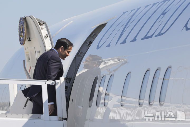 [워싱턴=AP/뉴시스]마로 루비오 미 국무장관이 4일(현지 시간) 벨기에 브뤼셀에서 나토 외교장관 회담이 종료된 후 귀국하는 비행기에 오르고 있다. 2025.04.05.