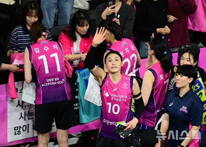 [서울=뉴시스] 여자배구 흥국생명 김연경이 지난 2일 인천삼산체육관에서 열린 도드람 2024~2025 V-리그 여자부 챔피언결정전 2차전에서 팬들에게 인사하고 있다. (사진=KOVO 제공) 2025.04.02.