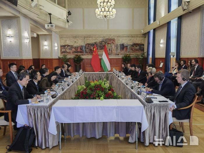 [베이징=뉴시스] 링지 중국 상무부 부부장(차관) 겸 국제무역협상 부대표는 지난 3일(현지 시간) 헝가리 부다페스트에서 열린 중·헝가리 경제연합위원회 제21차 회의에서 미국의 상호관세에 대한 중국과 유럽연합(EU)의 공동대응을 당부했다. 사진은 이날 열린 중·헝가리 경제연합위원회 회의.(사진=중국 상무부 홈페이지 갈무리) 2025.04.04 photo@newsis.com