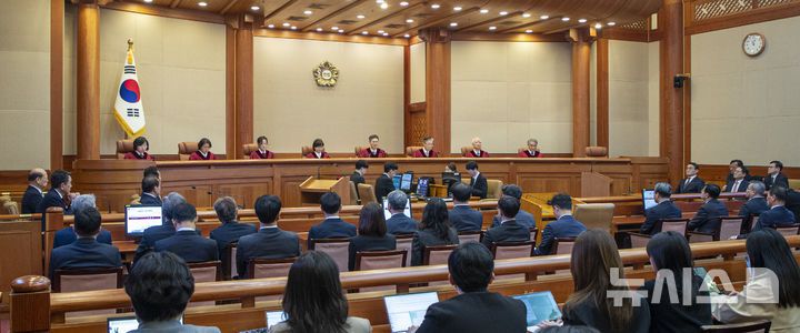 [서울=뉴시스] 사진공동취재단 = 문형배 헌법재판소장 권한대행이 4일 서울 종로구 헌법재판소에서 열린 윤석열 대통령의 탄핵심판 선고기일에서 결정문을 낭독하고 있다. 2025.04.04. photo@newsis.com