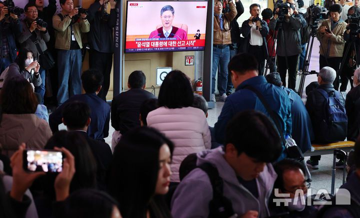 [서울=뉴시스] 박주성 기자 = 지난 4일 오전 서울 용산구 서울역 역사에서 시민들이 윤석열 대통령 탄핵심판 선고를 시쳥하고 있다. 2025.04.04. park7691@newsis.com