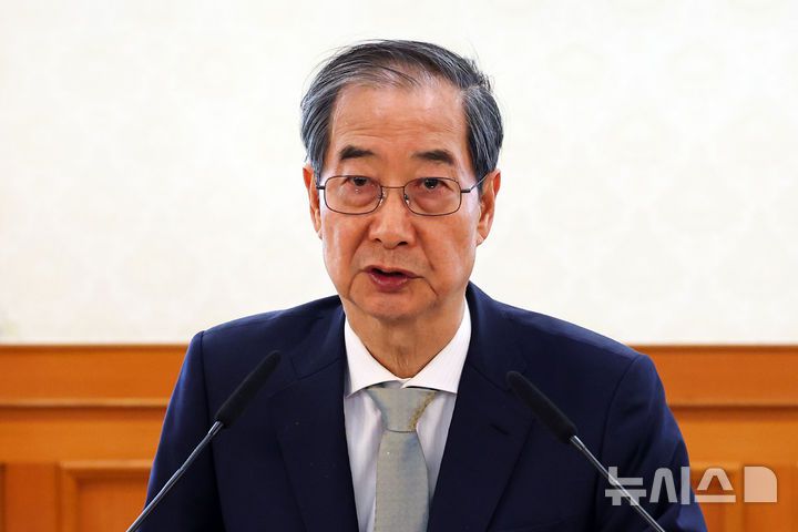 [서울=뉴시스] 최진석 기자 = 한덕수 대통령 권한대행 국무총리가 윤석열 전 대통령이 파면된 4일 서울 정부서울청사에서 열린 국가안전보장회의(NSC)에서 발언하고 있다. 2025.04.04. myjs@newsis.com