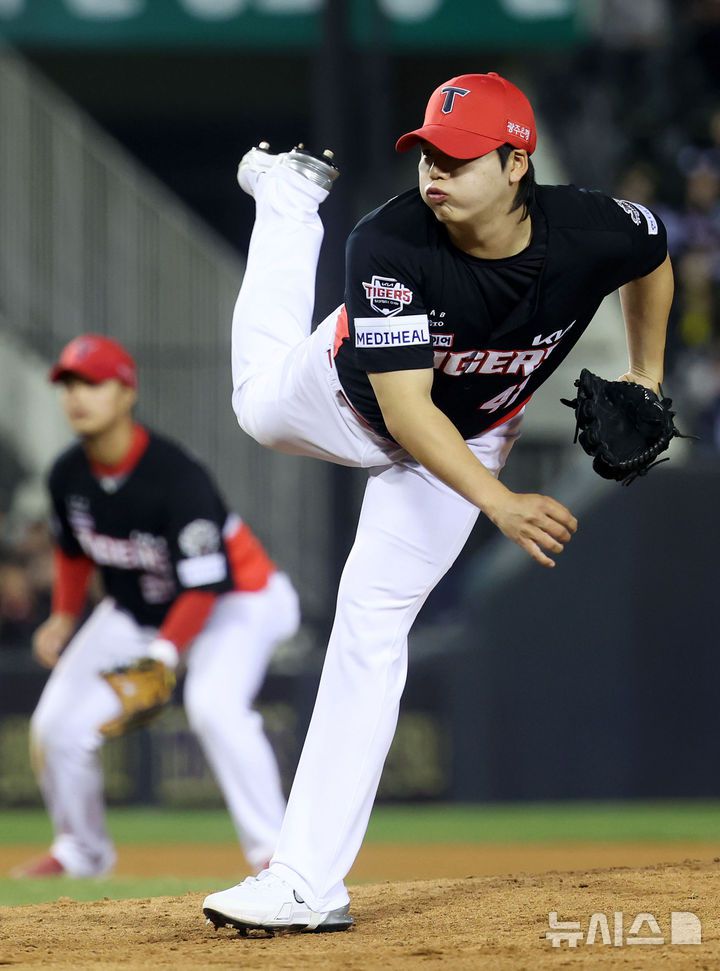 [서울=뉴시스] 홍효식 기자 = 4일 서울 송파구 잠실야구장에서 열린 2025 KBO리그 KIA 타이거즈와 LG 트윈스의 경기, 6회말 KIA 바뀐 투수 황동하가 역투하고 있다. 2025.04.04. yesphoto@newsis.com