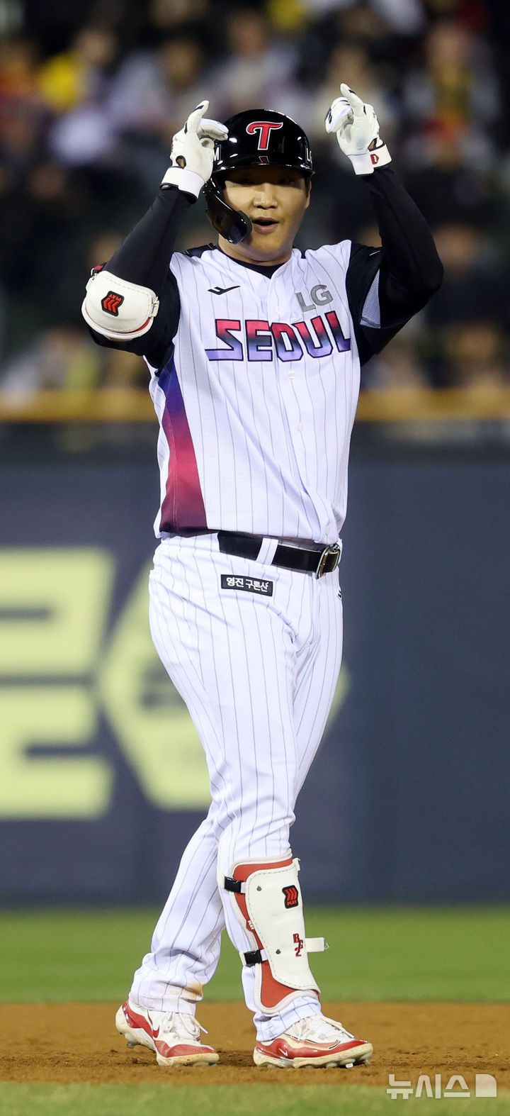 [서울=뉴시스] 홍효식 기자 = 4일 서울 송파구 잠실야구장에서 열린 2025 KBO리그 KIA 타이거즈와 LG 트윈스의 경기, 7회말 무사 만루 LG 문보경이 2타점 2루타를 친 뒤 세리머니하고 있다. 2025.04.04. yesphoto@newsis.com