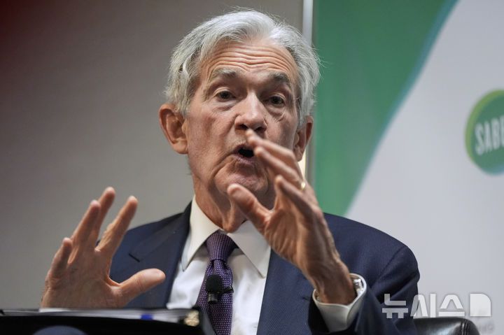 [알링턴=AP/뉴시스]제롬 파월 미국 연방준비제도(Fed·연준) 의장이 지난 4일(현지 시간) 버지니아 알링턴에서 비즈니스 기자들과의 콘퍼런스에 참석해 발언하고 있다. 2025.04.17.