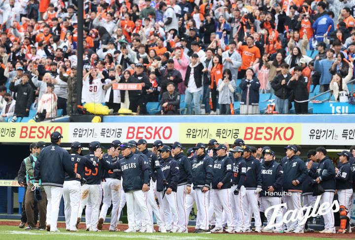 [서울=뉴시스] 프로야구 한화 이글스 선수단이 5일 대구 삼성라이온즈파크에서 열린 2025 신한 쏠뱅크 KBO리그 삼성 라이온즈와의 경기에서 7-6 역전승을 거두고 자축하고 있다. (사진=한화 이글스 제공) 2025.04.05.  *재판매 및 DB 금지