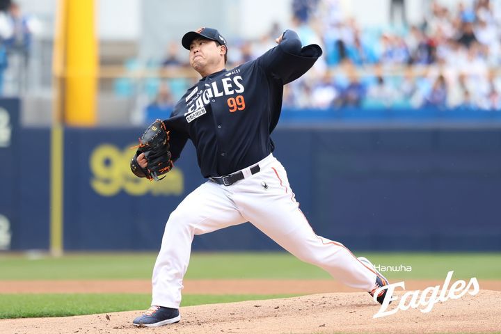 [서울=뉴시스] 프로야구 한화 이글스 류현진이 5일 대구 삼성라이온즈파크에서 열린 2025 신한 쏠뱅크 KBO리그 삼성 라이온즈와의 경기에서 투구를 선보이고 있다. (사진=한화 이글스 제공) 2025.04.05.  *재판매 및 DB 금지