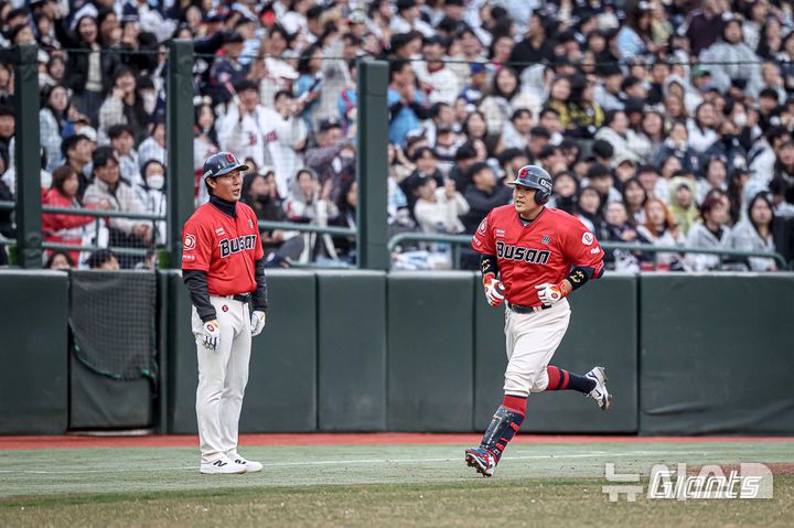 [서울=뉴시스] 프로야구 롯데 자이언츠의 유강남이 5일 부산 사직구장에서 열린 2025 신한 쏠뱅크 KBO리그 두산 베어스와의 경기 4회 솔로 홈런을 친 뒤 베이스를 돌고 있다. (사진=롯데 자이언츠 제공) 2025.04.05.