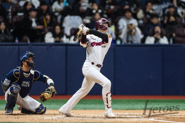 [서울=뉴시스] 프로야구 키움 히어로즈 박주홍이 5일 서울 고척스카이돔에서 열린 2025 신한 쏠뱅크 KBO리그 NC 다이노스와의 경기에서 개인 통산 첫 홈런을 치고 타구를 바라보고 있다. (사진=키움 히어로즈 제공) 2025.04.05. *재판매 및 DB 금지