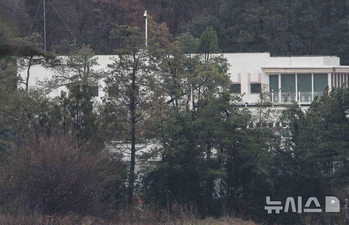 [서울=뉴시스] 김근수 기자 = 헌법재판소의 윤석열 전 대통령에 대한 파면 선고가 하루 지난 5일 서울 용산구 대통령 관저가 적막한 모습을 보이고 있다. 2025.04.05. ks@newsis.com