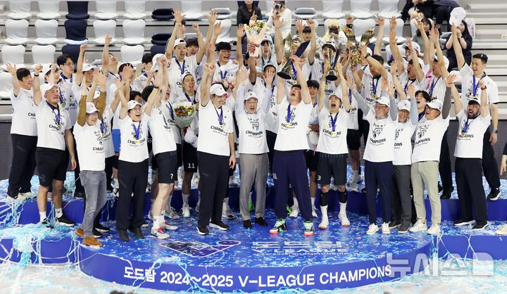 [인천=뉴시스] 김진아 기자 = 5일 인천 계양체육관에서 열린 2024-2025 V-리그 남자부 챔피언결정전 대한항공 점보스와 현대캐피탈 스카이워커스의 경기에서 승리해 통합 우승을 차지한 현대캐피탈 선수들이 우승 트로피를 들고 세리머니를 하고 있다. 현대캐피탈은 구단 최초 트레블(정규리그 1위·컵대회·챔피언결정전 우승)을 달성하는 영광도 누렸다. 2025.04.05. bluesoda@newsis.com