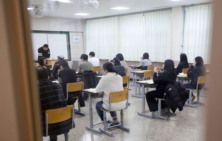 [서울=뉴시스] 김근수 기자 = 서울 강남구의 한 시험장에서 수험생들이 시험을 치르고 있다. (사진= 인사혁신처 제공) 2025.04.05. photo@newsis.com *재판매 및 DB 금지
