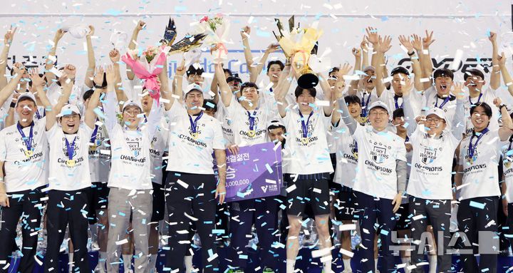 [인천=뉴시스] 김진아 기자 = 지난 5일 인천 계양체육관에서 열린 2024-2025 V-리그 남자부 챔피언결정전 대한항공 점보스와 현대캐피탈 스카이워커스의 경기에서 승리해 통합 우승을 차지한 현대캐피탈 선수들이 우승 트로피를 들고 세리머니를 하고 있다.현대캐피탈은 구단 최초 트레블(정규리그 1위·컵대회·챔피언결정전 우승)을 달성하는 영광도 누렸다. 2025.04.05. bluesoda@newsis.com