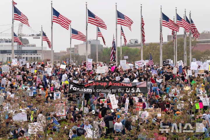 [워싱턴=AP/뉴시스] 5일(현지 시간) 미국 워싱턴 워싱턴기념비 앞에서 도널드 트럼프 대통령과 일론 머스크 정부효율부 수장에 반대하는 '핸즈 오프!'(Hands Off!) 집회가 열려 참가자들이 구호를 외치고 있다. 이날 미국 전역에서 손을 떼라는 의미의 '핸즈 오프' 시위와 행진이 열려 시민권 단체, 노동조합, 성소수자 권익 옹호 단체와 참전용사 단체 등이 참여했다. 2025.04.06.
