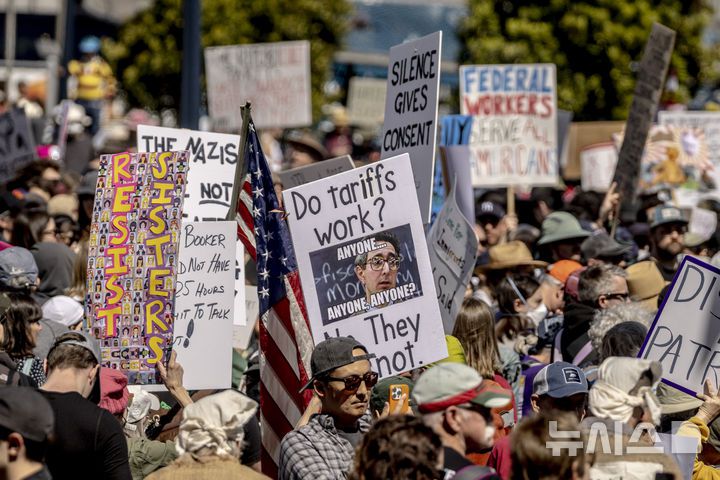 [샌프란시스코= AP/뉴시스] 미 전국에서 트럼프 대통령의 정책에 반대하는 "손떼라! "( Hands Off! )시위가 5일 열렸다. 사진은 샌프란시스코에서 행진하는 반트럼프 시위대. 2025. 04. 06.