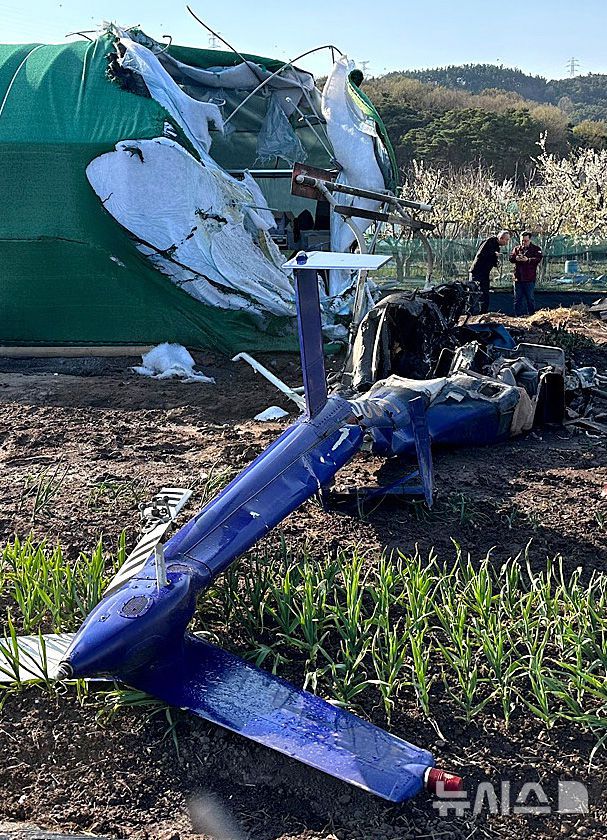 [대구=뉴시스] 김정화 기자 = 6일 오후 3시41분께 대구 북구 서변동 일대 야산에서 산불을 진화하던 헬기가 추락해 있다. 2025.04.06. jungk@newsis.com