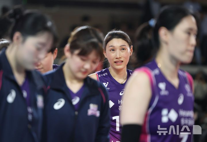 [대전=뉴시스] 황준선 기자 = 지난 6일 대전 중구 충무체육관에서 열린 2024~2025 V-리그 여자부 챔피언결정전 4차전 흥국생명 핑크스파이더스와 정관장 레드스파크스의 경기, 세트스코어 3-2로 패배한 흥국생명 김연경이 아쉬워하고 있다. 2025.04.06. hwang@newsis.com