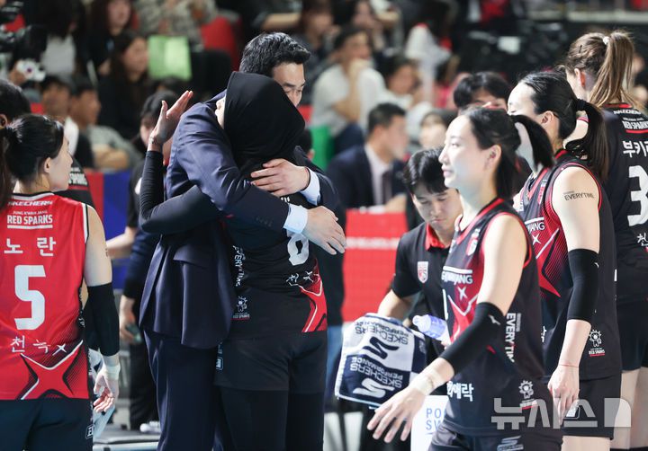 [대전=뉴시스] 황준선 기자 = 지난 6일 대전 중구 충무체육관에서 열린 2024~2025 V-리그 여자부 챔피언결정전 4차전 흥국생명 핑크스파이더스와 정관장 레드스파크스의 경기, 정관장 고희진 감독과 메가가 포옹하고 있다. 2025.04.06. hwang@newsis.com