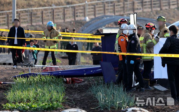 [대구=뉴시스] 이무열 기자 = 6일 오후 3시 41분께 대구 북구 서변동 일대 야산 산불진화 작업에 나선 헬기가 추락해 70대 조종사가 숨진 가운데 소방당국 관계자들이 현장을 살펴보고 있다. 2025.04.06. lmy@newsis.com