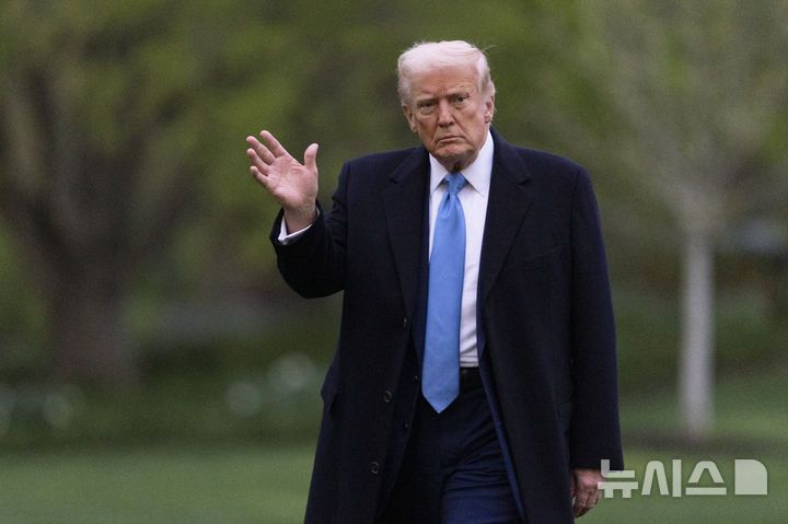 [워싱턴=AP/뉴시스]도널드 트럼프 미국 대통령이 6일(현지 시간) 백악관 사우스론에서 손을 흔들고 있다. 2025.04.07.