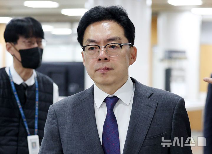 [서울=뉴시스] 김진아 기자 = 12·3 비상계엄과 관련 국회 외곽 봉쇄, 체포조 편성 등의 혐의로 기소된 윤승영 전 경찰청 국가수사본부 수사기획조정관이 지난 7일 서울 서초구 서울중앙지방법원에서 열린 3차 공판에 출석하고 있다. 2025.04.16. bluesoda@newsis.com