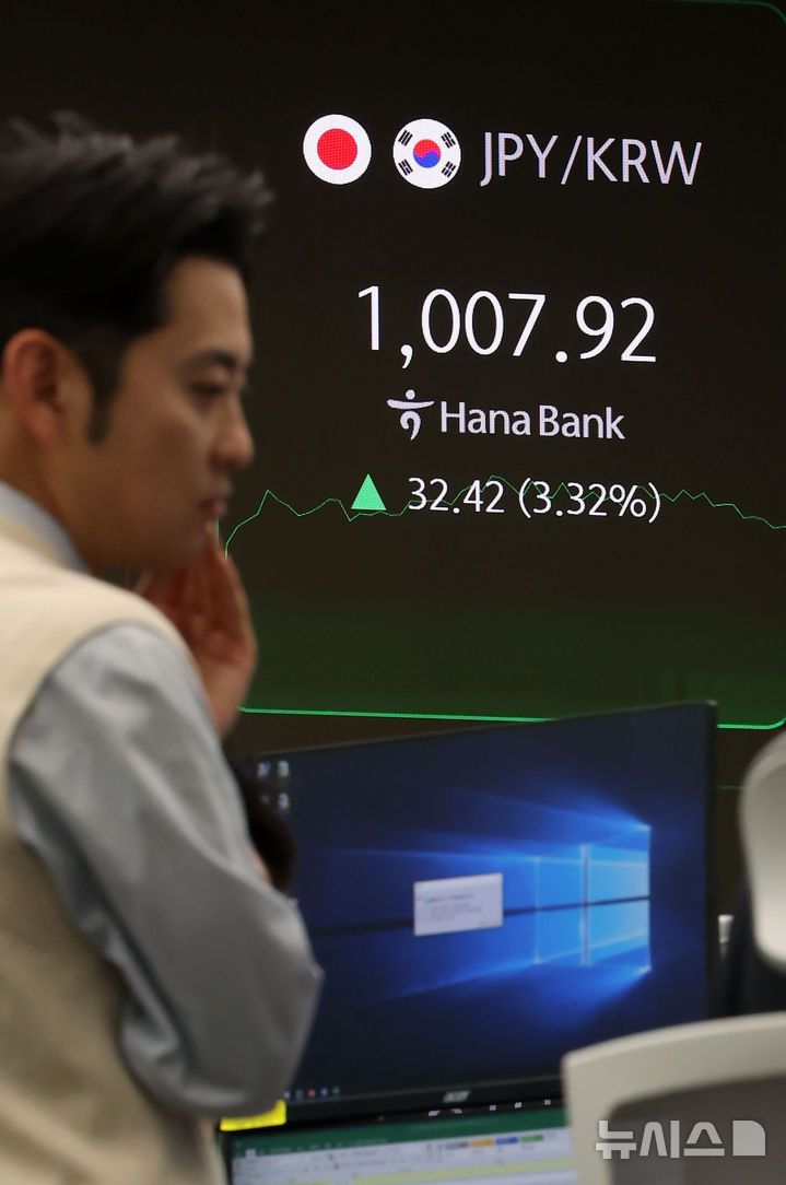 [서울=뉴시스] 홍효식 기자 = 7일 오전 서울 중구 하나은행 딜링룸 전광판에 엔화 환율이 표시되고 있다.엔화 환율은 100엔당 1000원을 넘어서 2년 만에 가장 높은 수준이다. 2025.04.07. yesphoto@newsis.com