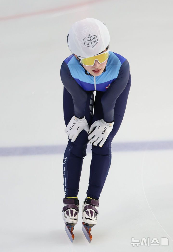 [서울=뉴시스] 김금보 기자 = 7일 서울 양천구 목동아이스링크에서 열린 2025/26시즌 쇼트트랙 국가대표 1차 선발대회 여자 1500m 준준결승 1조, 김길리(흰, 성남시청)가 1위로 결승선을 통과하고 있다. 2025.04.07. kgb@newsis.com