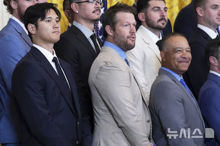 [워싱턴=AP/뉴시스] 메이저리그 LA 다저스의 오타니 쇼헤이(왼쪽)와 클레이튼 커쇼(가운데), 데이브 로버츠 감독이 7일(현지 시간) 미국 워싱턴 백악관 이스트룸에서 열린 도널드 트럼프 대통령 주최 2024 MLB 월드시리즈 챔피언 시상식에 참석해 기념사진을 찍고 있다. 2025.04.07.