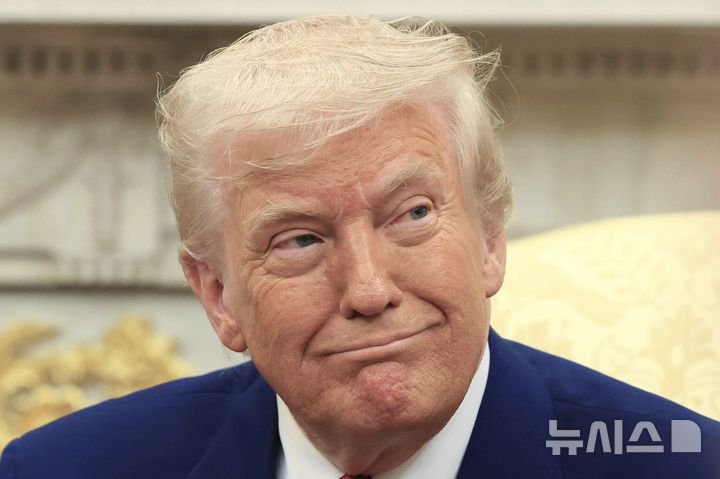 [워싱턴=AP/뉴시스] 도널드 트럼프 미국 대통령이 7일(현지 시간) 백악관 집무실에서 베냐민 네타냐후 이스라엘 총리와 회담하고 있다. 2025.04.08.