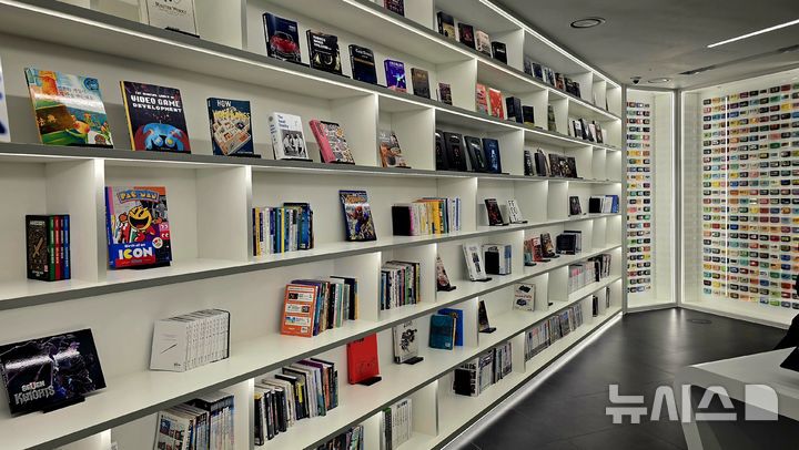 [서울=뉴시스]오동현 기자 = 서울 구로구 지-타워 3층에 위치한 넷마블게임박물관에 전시된 소장품.