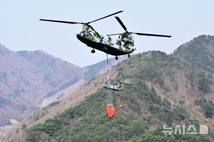 [하동=뉴시스] 차용현 기자 = 경남 하동군 옥종면 산불 발생 2일째를 맞은 8일 오전 주불을 잡기 위해 투입된 치누크 군용헬기가 하동호에서 담수작업을 하고 있다. 2025.04.08. con@newsis.com