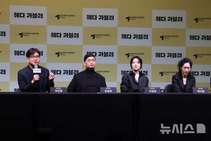 [서울=뉴시스] 박진희 기자 = 연극 '헤다 가블러' 연출 전인철, 배우 김정호, 이영애, 백지원이 8일 서울 강서구 LG아트센터에서 기자간담회를 하고 있다. 2025.04.08. pak7130@newsis.com