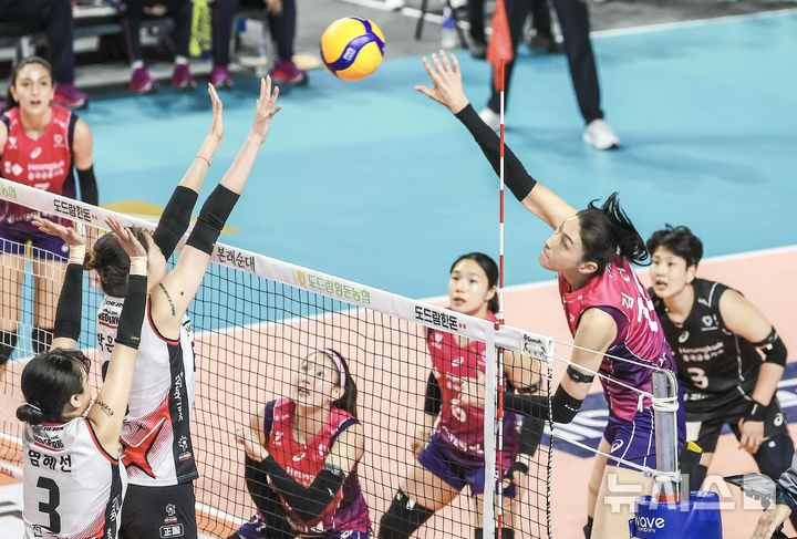 [인천=뉴시스] 정병혁 기자 = 8일 인천 부평구 삼산월드체육관에서 열린 2024-2025 V-리그 여자부 챔피언결정전(5전 3선승제) 5차전 흥국생명 핑크스파이더스와 정관장 레드스파크스의 경기, 흥국생명 김연경이 공격하고 있다. 2025.04.08. jhope@newsis.com