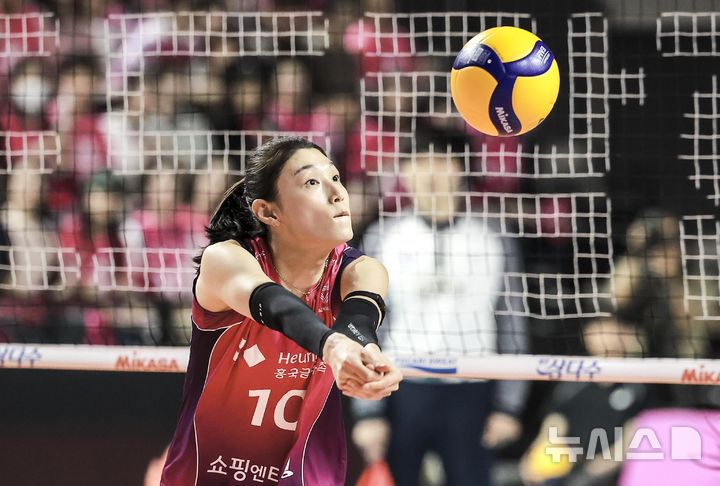 [인천=뉴시스] 정병혁 기자 = 8일 인천 부평구 삼산월드체육관에서 열린 2024-2025 V-리그 여자부 챔피언결정전(5전 3선승제) 5차전 흥국생명 핑크스파이더스와 정관장 레드스파크스의 경기, 흥국생명 김연경이 공을 받아내고 있다. 2025.04.08. jhope@newsis.com