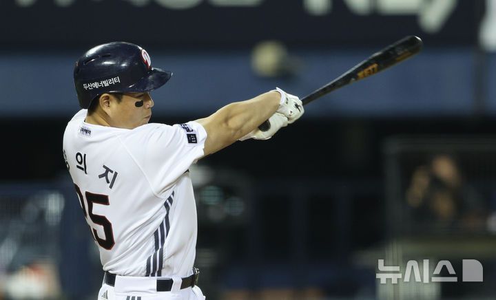 [서울=뉴시스] 고범준 기자 = 8일 서울 송파구 잠실야구장에서 열린 2025 KBO리그 한화 이글스와 두산 베어스의 경기, 8회말 무사 두산 양의지가 2루타를 치고 있다. 2025.04.08. bjko@newsis.com