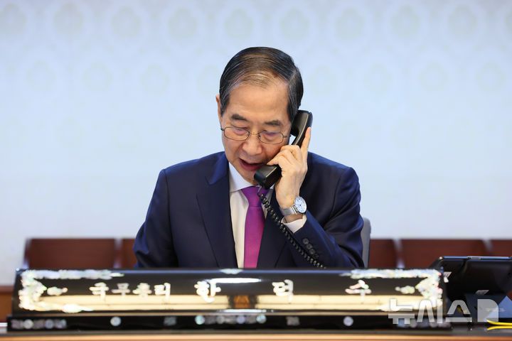 [서울=뉴시스] 조수정 기자 = 한덕수 대통령 권한대행 국무총리가 지난 8일 정부서울청사에서 도널드 트럼프 미국 대통령과 통화하고 있다. (사진=국무총리실 제공) 2025.04.08. chocrystal@newsis.com