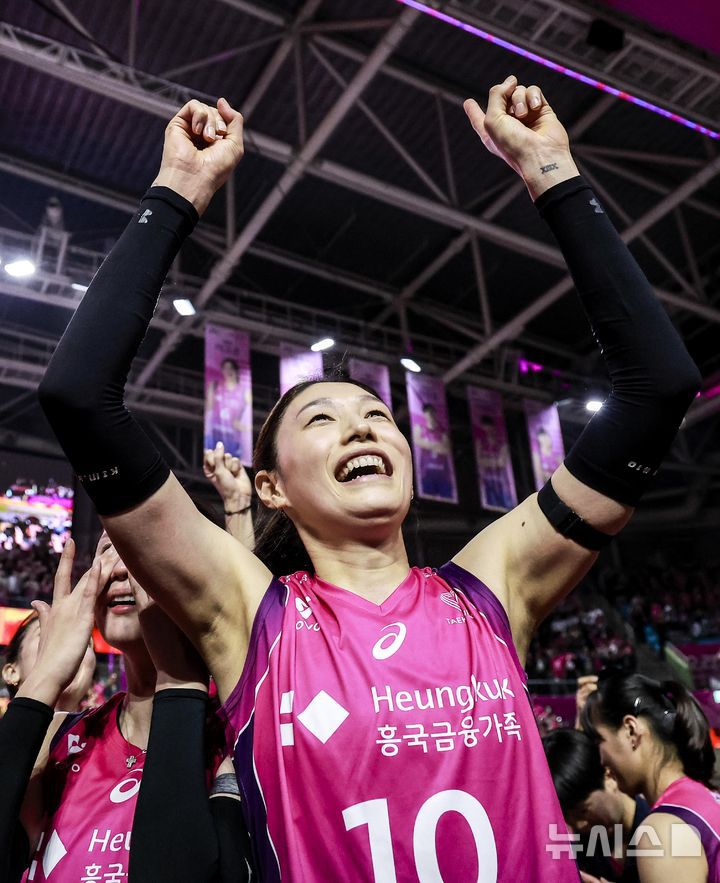 [인천=뉴시스] 정병혁 기자 = 8일 인천 부평구 삼산월드체육관에서 열린 2024-2025 V-리그 여자부 챔피언결정전(5전 3선승제) 5차전 흥국생명 핑크스파이더스와 정관장 레드스파크스의 경기에서 승리해 통합 우승을 차지한 흥국생명 김연경이 기뻐하고 있다. 2025.04.08. jhope@newsis.com