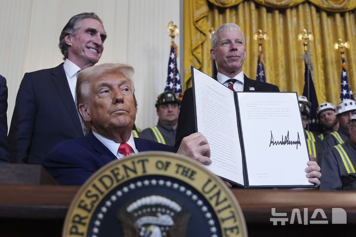 [워싱턴=AP/뉴시스] 도널드 트럼프 미국 대통령이 8일(현지 시간) 백악관 이스트룸에서 석탄 산업 활성화 행정명령에 서명한 후 이를 들어보이고 있다. 트럼프 대통령은 석탄 발전을 통한 전력망 안정을 꾀하는 내용 등이 담긴 '미국 에너지 활성화 행정명령'에 서명했다. 2025.04.09.