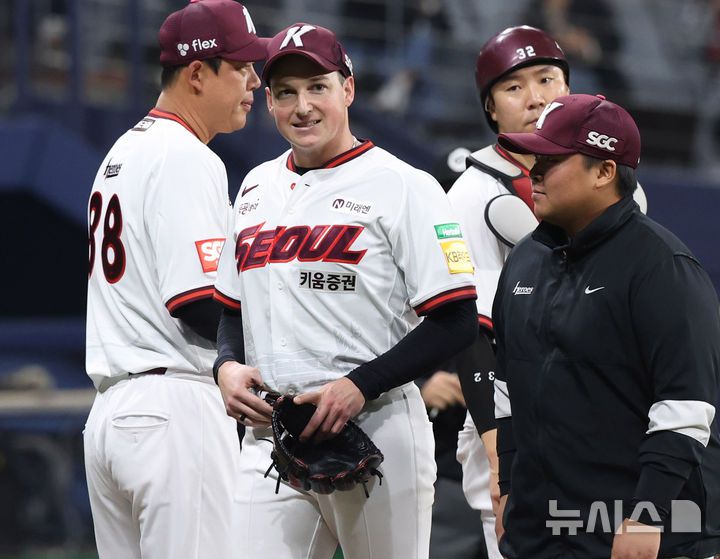 [서울=뉴시스] 추상철 기자 = 지난달 9일 오후 서울 구로구 고척스카이돔에서 열린 '2025 KBO리그' LG트윈스와 키움히어로즈의 경기, 9회초 노아웃 주자 1,2루 상황에서 8회까지 무실점을 기록한 키움 선발투수 로젠버그가 교체되고 있다. 2025.04.09. scchoo@newsis.com