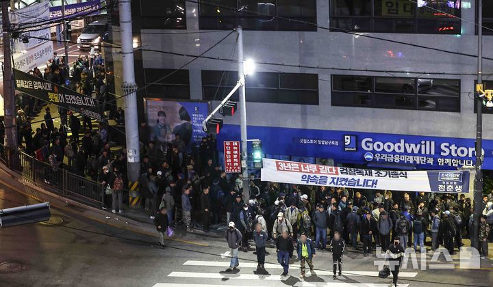 [서울=뉴시스] 김근수 기자 = 새벽 서울 구로구 남구로역 인근 인력시장에서 건설 일용직 노동자들이 일자리를 구하기 위해 장사진을 이루고 있다. 2025.04.10. ks@newsis.com