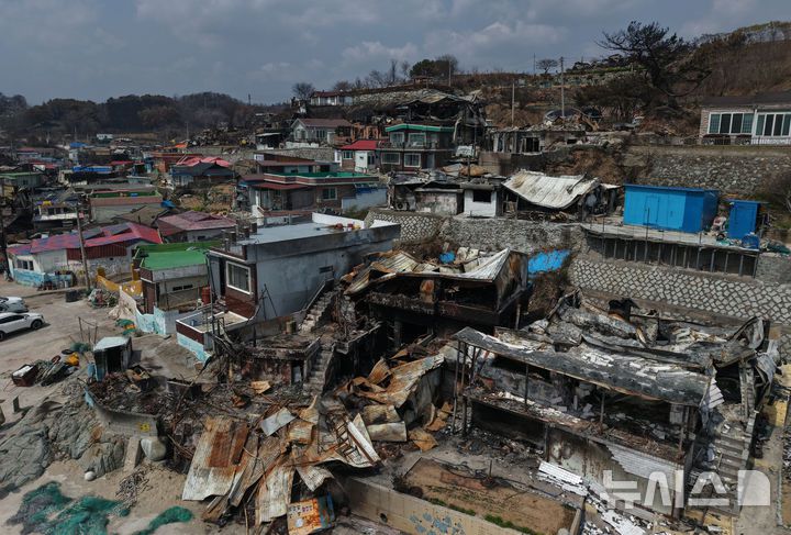 [영덕=뉴시스] 김금보 기자 = 10일 경북 영덕군 영덕읍 노물리 마을 일대 민가와 펜션 건물들이 산불에 파괴돼 있다.노물리 마을은 관광객과 낚시꾼들이 많이 찾는 해안마을로 주민들은 다가오는 여름에 일손을 놓게 됐다. 2025.04.10. kgb@newsis.com