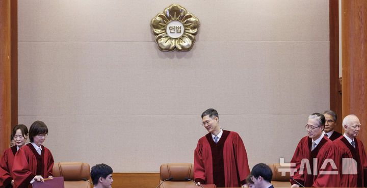 [서울=뉴시스] 이영환 기자 = 문형배 헌법재판소장 권한대행과 헌법재판관들이 10일 오후 서울 종로구 헌법재판소 대심판정에서 열린 4월 심판사건 선고에 참석하고 있다. 이날 헌법재판소 4월 심판사건 선고에서는 구 학교용지확보 등에 관한 특례법 5조 제1항 단서 위헌제청, 박성재 법무부 장관 탄핵, 국회의원과 국회의장 간의 권한쟁의 등에 대한 선고가 이뤄진다. (공동취재) 2025.04.10. photo@newsis.com