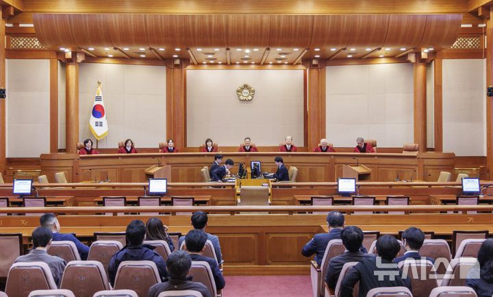 [서울=뉴시스] 이영환 기자 = 문형배 헌법재판소장 권한대행과 헌법재판관들이 10일 오후 서울 종로구 헌법재판소 대심판정에서 열린 4월 심판사건 선고에 참석하고 있다.  왼쪽부터 정계선, 김복형, 정정미, 이미선 헌법재판관, 문 권한대행, 김형두, 정형식, 조한창 헌법재판관.이날 헌법재판소 4월 심판사건 선고에서는 구 학교용지확보 등에 관한 특례법 5조 제1항 단서 위헌제청, 박성재 법무부 장관 탄핵, 국회의원과 국회의장 간의 권한쟁의 등에 대한 선고가 이뤄진다. (공동취재) 2025.04.10. photo@newsis.com