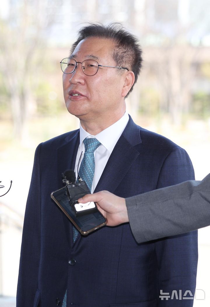 [과천=뉴시스] 김선웅 기자 = 탄핵소추안이 기각돼 직무에 복귀한 박성재 법무부 장관이 10일 경기 과천시 정부과천청사 법무부로 출근하며 취재진 질문에 답하고 있다. 2025.04.10. mangusta@newsis.com