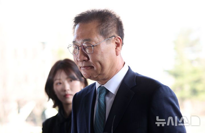 [과천=뉴시스] 김선웅 기자 = 탄핵안이 기각돼 직무에 복귀한 박성재 법무부장관이 10일 경기 과천시 정부과천청사 법무부로 출근하며 취채진과 만나 입장을 말하고 있다. 2025.04.10. mangusta@newsis.com