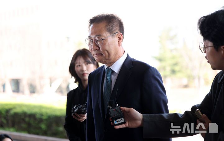 [과천=뉴시스] 김선웅 기자 = 탄핵안이 기각돼 직무에 복귀한 박성재 법무부장관이 10일 경기 과천시 정부과천청사 법무부로 출근하며 취채진과 만나 입장을 말하고 있다. 2025.04.10. mangusta@newsis.com