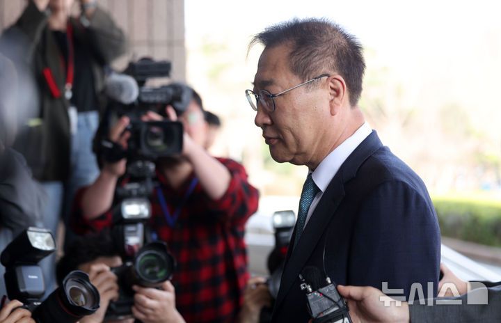 [과천=뉴시스] 김선웅 기자 = 탄핵안이 기각돼 직무에 복귀한 박성재 법무부장관이 10일 경기 과천시 정부과천청사 법무부로 출근하고 있다. 2025.04.10. mangusta@newsis.com