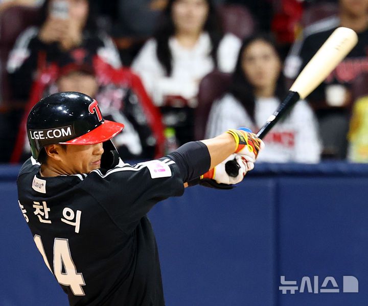 [서울=뉴시스] 박주성 기자 = 지난달 10일 오후 서울 구로구 고척스카이돔에서 열린 프로야구 2025 KBO리그 LG 트윈스 대 키움 히어로즈의 경기, 3회초 원아웃 주자 만루에서 LG 송찬의가 1타점 적시타를 치고 있다. 2025.04.10. park7691@newsis.com