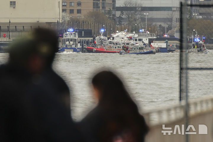 [뉴욕=AP/뉴시스] 10일(현지시간) 미국 뉴욕 허드슨 강 헬기 추락 현장에서 경찰과 소방대원이 실종자를 수색하고 있다. 2025.04.11.
